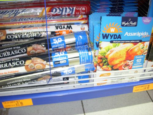 スーパーで販売されるシート状と袋状の『アッサ・ラッピド(Assarápido)』