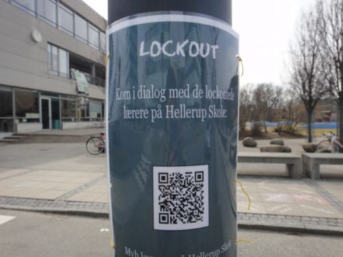 小学校にもロックアウトの張り紙がありました