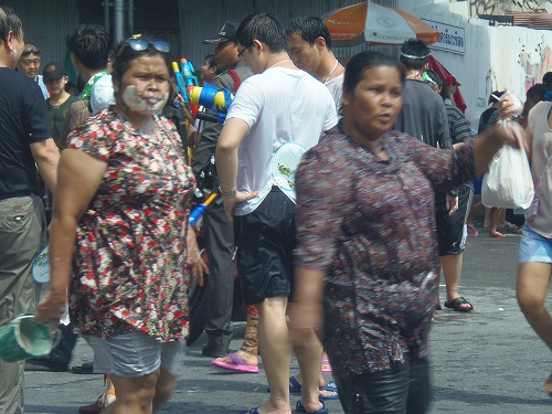 白い粉を塗りあうのも水かけ祭の特徴