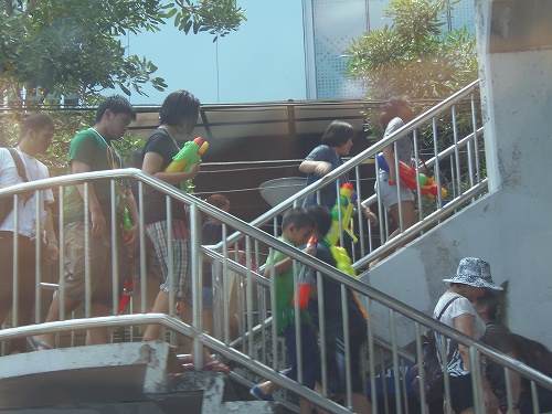 ウォーターガンを持って次々やってきます