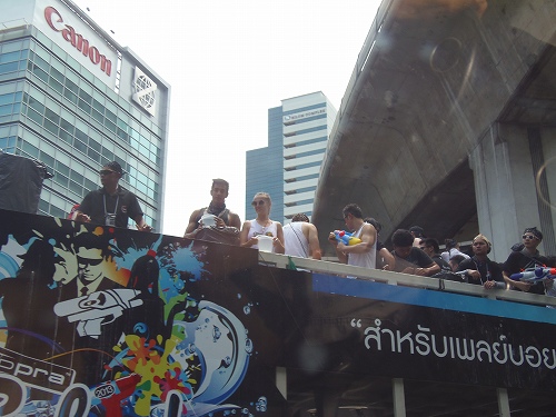 トラックの上から水をかける団体も多数