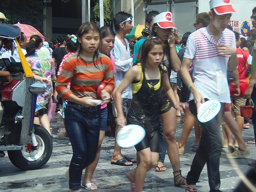 朝から晩まで無礼講のお祭は続きます