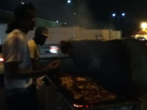 ドラム缶で豪快に焼く鶏肉料理・ジャークチキン