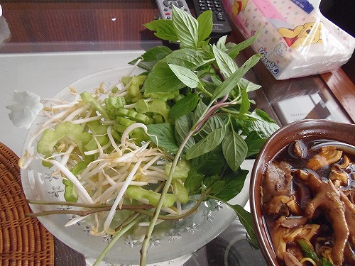 お皿の上の葉がタイバジル