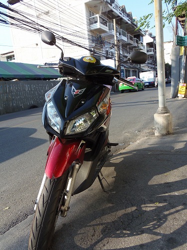 突っ込んできたバイクタクシー