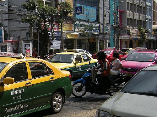 車の隙間を縫うように走るバイクタクシー
