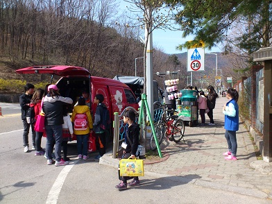 下校時刻に合わせて駄菓子やたこ焼きなどの軽食屋さんが店開き