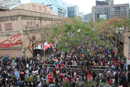 会場の展演2館（ジャンェンアーグワン）に集まる入場者