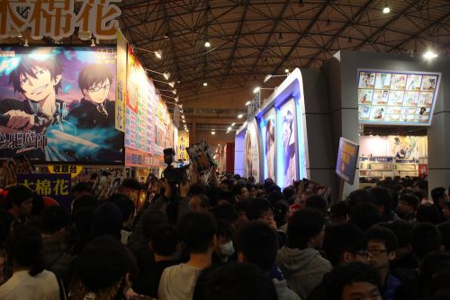 場内は、移動も困難になるくらいの大盛況