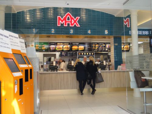 左側に並ぶ黄色い３台の自動販売器