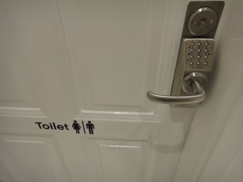 トイレの入口にある番号キーを押さないと中に入れません