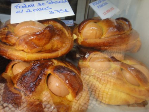 殻付き卵がしっかりとパン生地でくるんであります