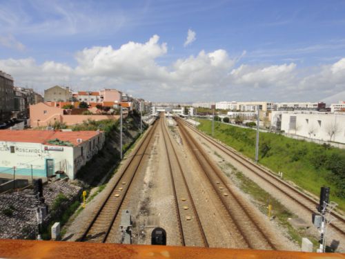 右が高級リゾート、左は庶民の街