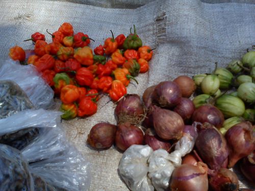道端で売られている野菜。どれも両手いっぱいで500ウガンダシリング（約20円）ほど。