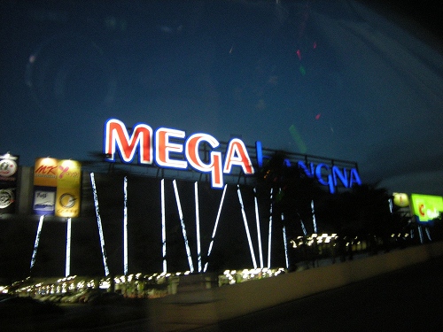 名前の通りメガなショッピングセンター