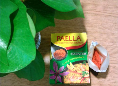 なんちゃってサフランのサフラン入り調味料。パエリアやブイヤベースなど使い方は多用！少量使いで一気に豪華感が増します！