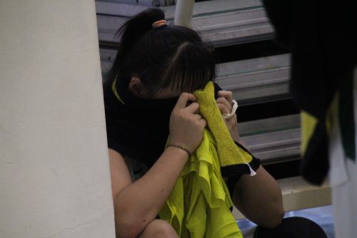 試合に敗れ、駱HCコーチからも叱責を受け、涙に暮れる選手