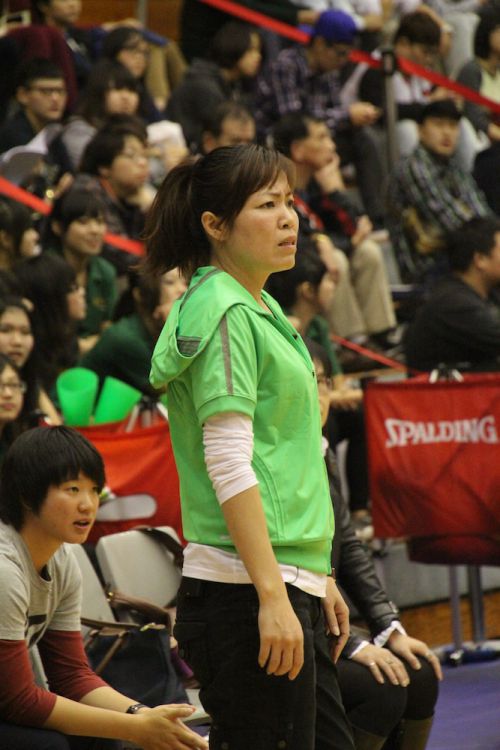 試合中の駱燕萍HC