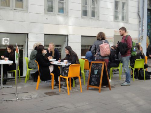 お店の外にあるテーブルコーナーも人がいっぱいです。