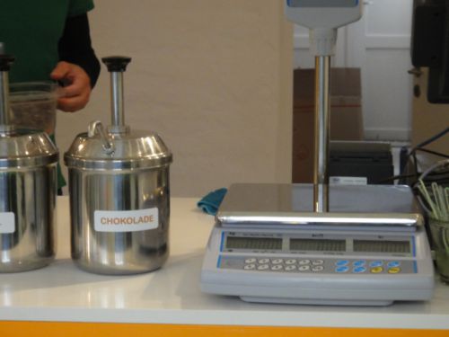 レジ横の計量器とソース