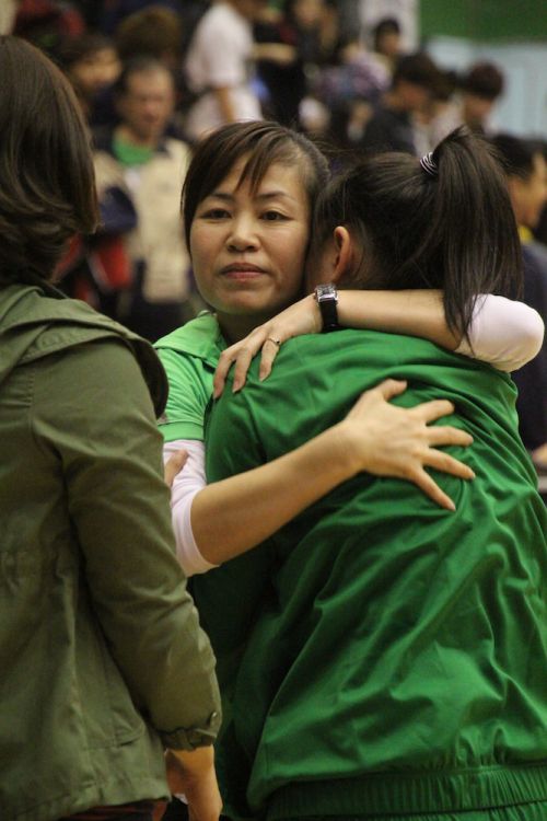 試合終了直後に、趙婉晴を抱き寄せる駱燕萍ヘッドコーチ