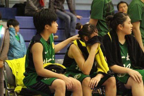 試合中、ベンチで泣いている選手を慰めます