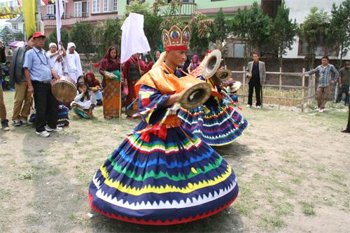 僧侶の衣装は派手ですね。なかなかのイケメン。