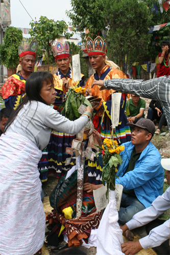 ショールやネックレス、傘を供えます。