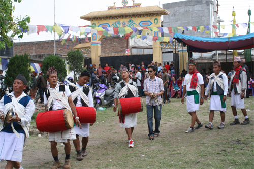 楽しそうに踊りはじめ。時に滑稽に、エンドレス。。。