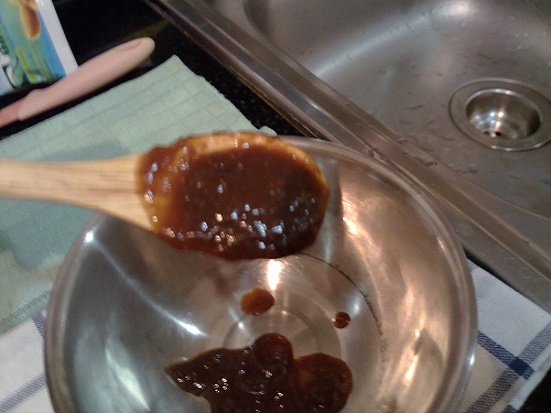 中は濃い茶色で酸味が強い