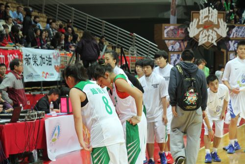 試合終了後、相手チームのベンチに頭を下げる選手たち