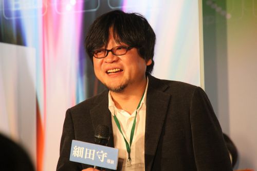 2月14日14:30〜16:00のサイン会であいさつをする細田守さん