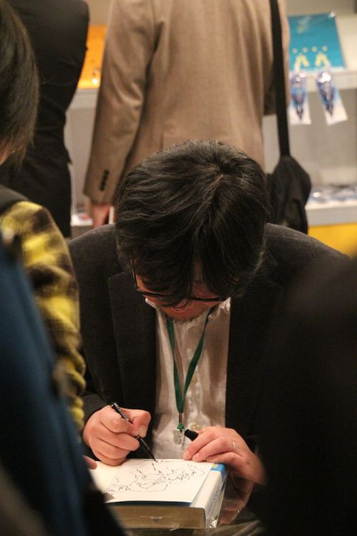 東販のブースで延長開催されたサイン会の様子