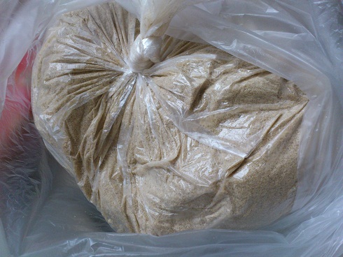 特別に分けてもらった米ぬか、お米の良い香りがします