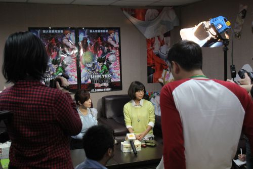 サイン会終了後は、記者室内のソファーで会見