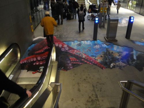 地下鉄のホームにも巨大タコが！