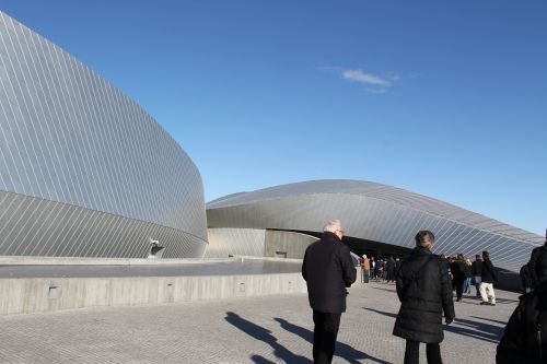 全体は大きすぎてわかりにくいですが、左が頭、右が足です。