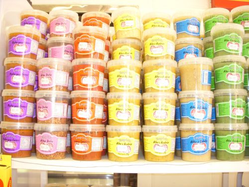 保存したみじん切りのニンニクに香辛料やハーブを加えた商品