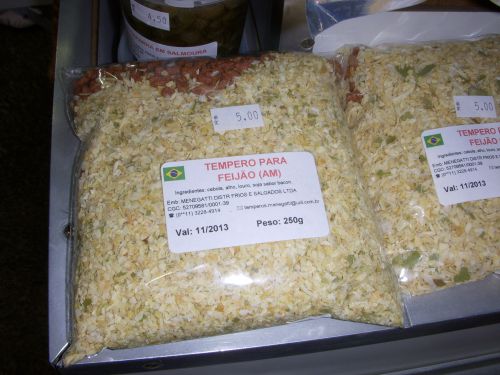 フェイジョンの味付けのために天然の乾燥したニンニク、玉ねぎ、ローリエ、ベーコンが配合されたパック