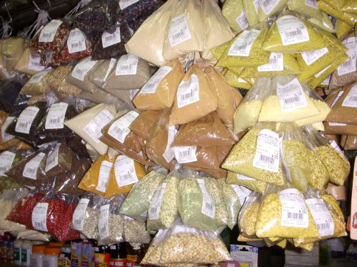 サンパウロ市立市場の香辛料売場の店頭につるされた香辛料