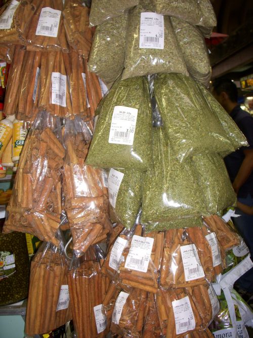 サンパウロ市立市場の香辛料売場につるされたシナモンや乾燥ハーブ