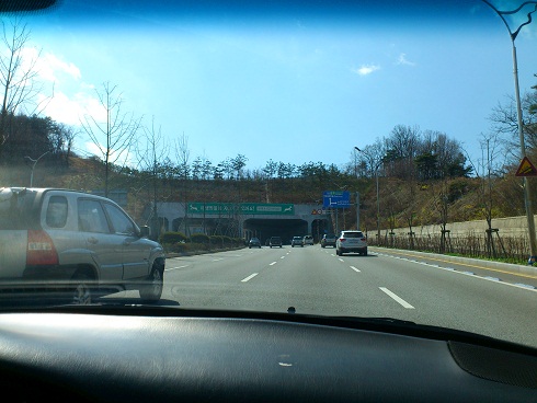 前方に何やら人工的な山、もっと近づいてみましょう