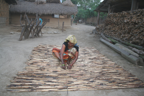 バンブーを寄せ合わせ結びつけています。