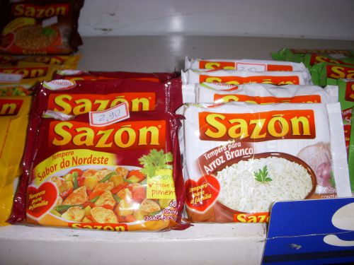 「ノルデステ（ブラジル東北部）の味」と記された調味料と米を味付けする人工調味料