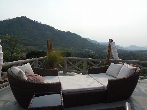 ホテルのバー。夜には星空を眺めながらカクテルでも？