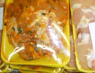 下味でコロリフィコが付けられた鶏肉