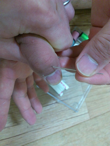 真似はしないでください（行きつけの韓医院では違う場所を突いて血を抜いていました）