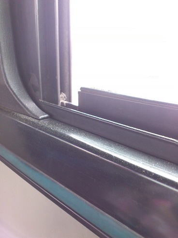 バスの窓枠も手すりもまっ黄色です