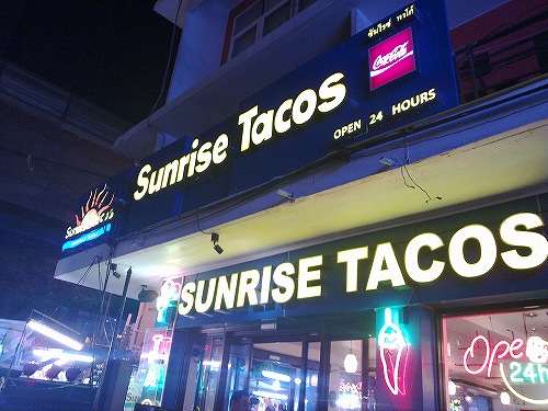 ネオンも派手です