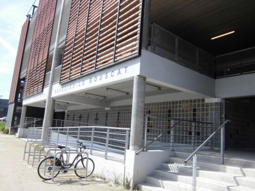 おしゃれな建物で、人々の目をひきます